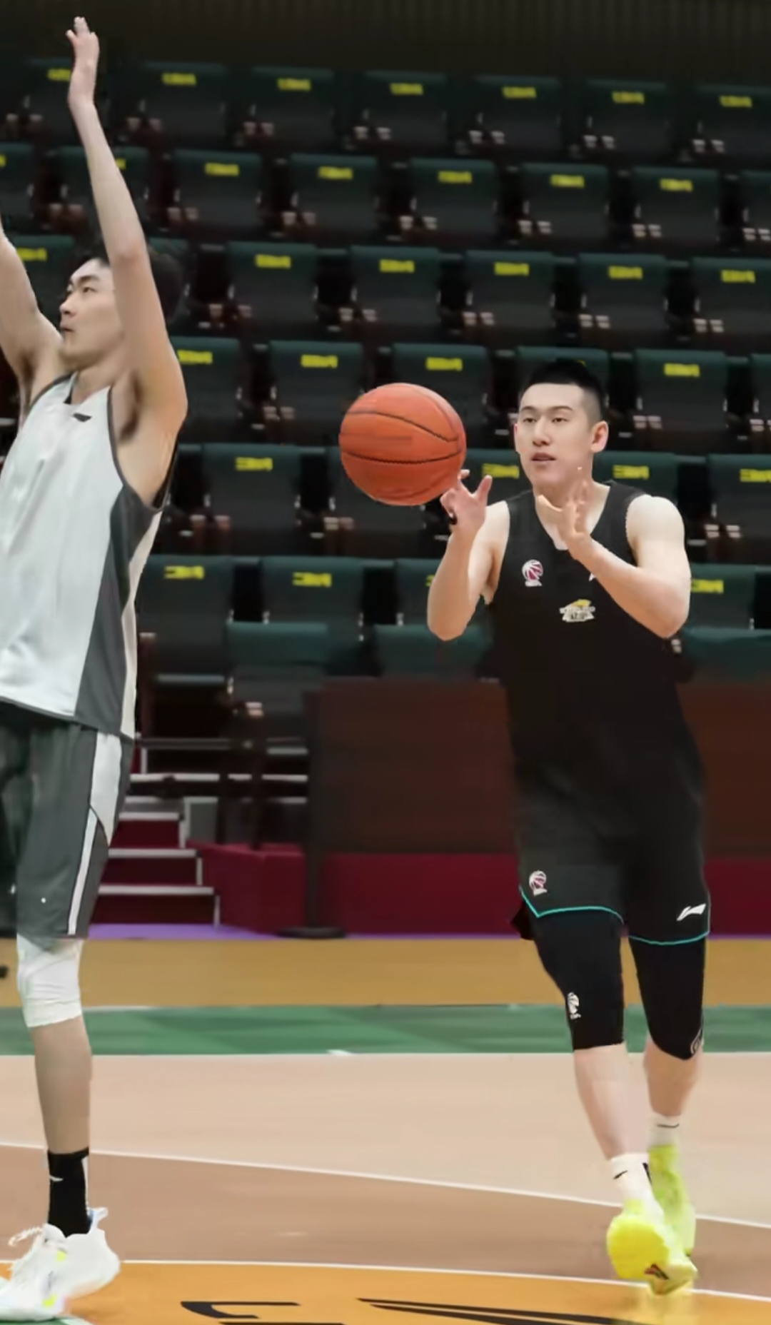 包含多伦多猛龙发布备战花絮，加时末段回应争议，CBA常规赛任务艰巨，数据趋势出现新变化的词条jiuyou游戏中心